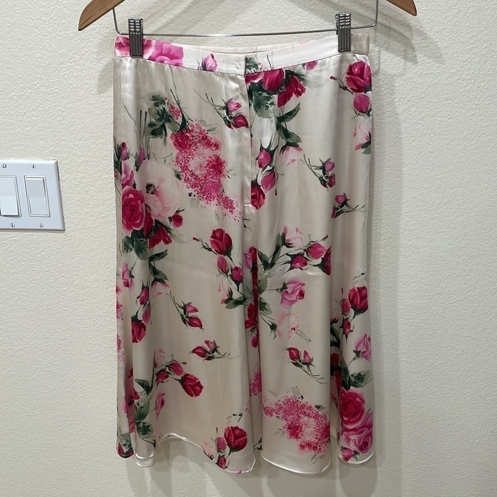 ⭐️Dolce & Gabbana Rose Floral Print Cream Silk Lined Skirt—GORGEOUS! Like New!! - Picture 4 of 9